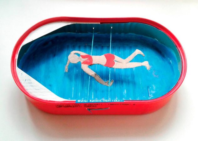 Maria Bussmann,: Schwimmerin, 2018, Kleinplastik in Mischtechnik, 8 x 15 x 2,5 cm, Auflagenhöhe 50. Foto: Maria C. Holter
