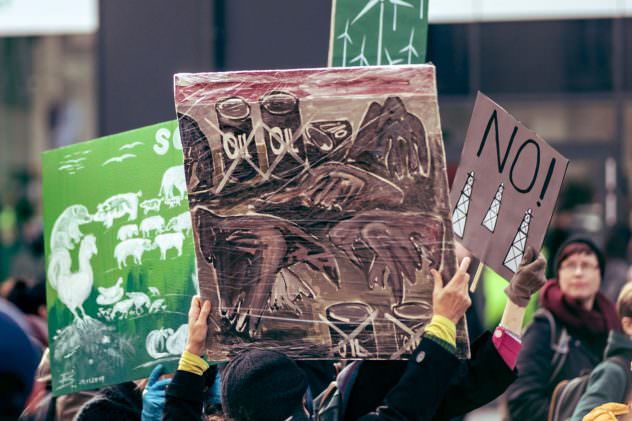 Demonstrierende Menschen mit gemalten Plakaten