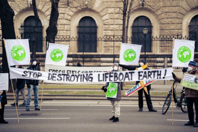 Menschen mit Plakaten bei Klimastreik artist for future