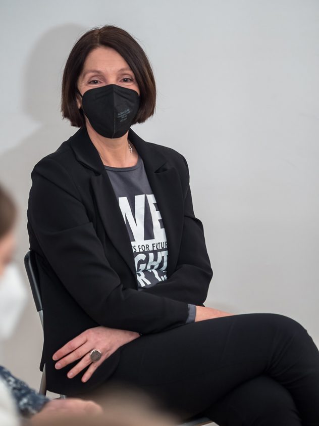 Maria Holter sitzend mit Maske