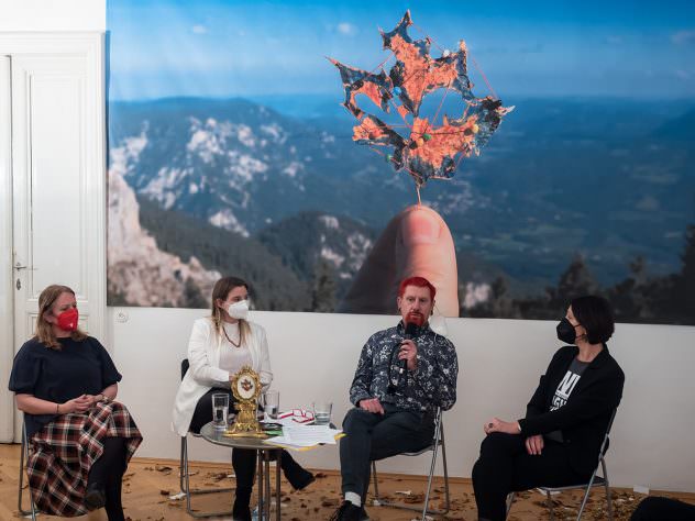 Diskussionsrund mit 4 Personen