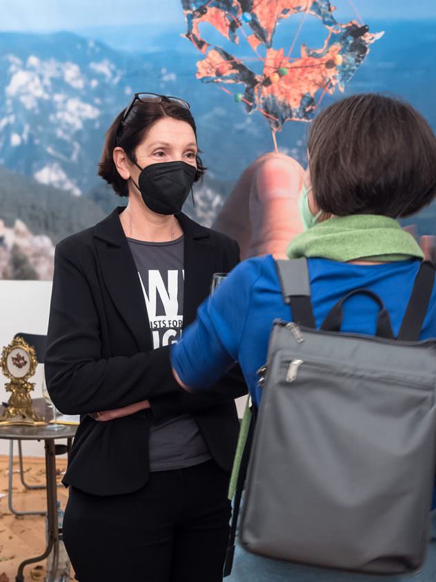 Maria Holter diskutiert mit Besucherin