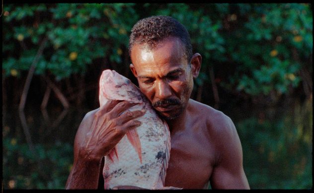 Mann umarmt einen Fisch